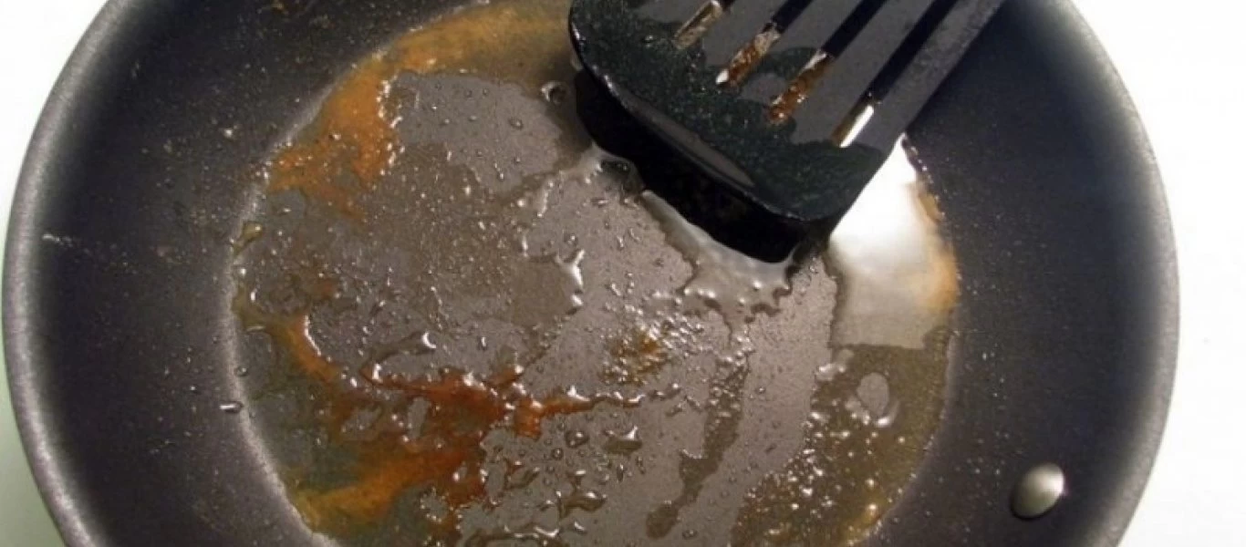 Το κόλπο για να πετάς το λίπος από το τηγάνι χωρίς να βουλώνεις τον νεροχύτη